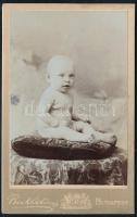 cca 1905 Kisgyerek portréja, keményhátú fotó Beck Ödön budapesti műterméből, szecessziós hátlappal, 10,5×6,5 cm