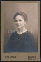cca 1910 Hölgyportré, keményhátú fotó Brenner szegedi műterméből, 10,5×6,5 cm