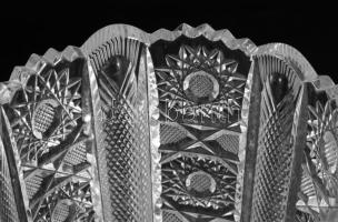 Ólomkristály váza, gazdagon díszített, m: 15 cm