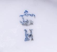 Jelzett porcelán nyilazó puttó figura, hibátlan, m: 16 cm