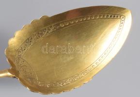 Ezüst (Ag) nyelű szervírozókanál, jelzett, h: 17 cm