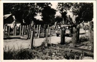 1940 Erdély felszabadulásának emlékére. Honvédeink átlépik a trianoni határt, katonák autóban / Entry of the Hungarian troops, crossing the Transylvanian border, soldiers in automobile