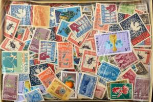 Albánia 650 db bélyeg másodpéldányokkal is, ömlesztve papírtálcán, magas katalógus ár