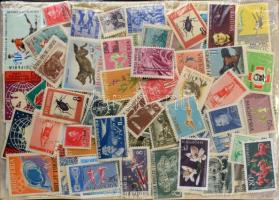 Albánia 650 db bélyeg másodpéldányokkal is, ömlesztve papírtálcán, magas katalógus ár