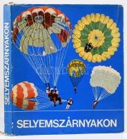 Bácskai Györgyi et al.: Selyemszárnyakon. Ismerkedés az ejtőernyőzéssel. Bp., 1969, Zrínyi, 206+(6) p. Egyetlen kiadás. Kiadói nyl-kötés, kissé sérült kiadói papír védőborítóban. Megjelent 4000 példányban.