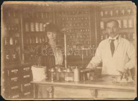 cca 1920-1930 Gyógyszertár (patika) enteriőrje, fotó, lapra ragasztva, kissé viseltes állapotban, 11x15 cm