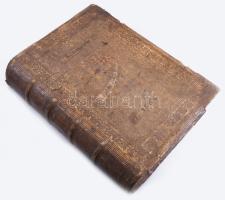 Der Stat Nürmberg verneute Reformation. Nürmberg [Nürnberg], 1564, Valentin Geißler, 1 (fametszetű díszcímlap) t.+ 2 sztl. lev.+1 (fametszet) t.+40 sztl. lev.+240 lev.+1+1+ 31 [korabeli kézzel írt jegyzetlapok] t. + 1 (fametszetű ábra, sérült) t. Német nyelven. Benne XVIII. század végi folyóiratokkal: 1777-1789 Friedens- und Kriegs-Kurier 3 száma (Num. CCLX (1777. okt. 30), Num. CXVI (1783. május 15.), Num. CLXXXII (1789. július 31.) Nürnberg, 1777-1789, Paul Jonathan Felßecker,német nyelven. 3x2 sztl. lev. Eredeti XVI. századi egészbőr-kötésben, kötéstáblákon keretben: körben növényi ornamentikus díszítéssel, utána szintén körbe figurális díszítésekkel, alattuk feliratokkal, utánuk növénydíszes ornamentkában medalionokkal, bennük arcképekkel, végül szintén növényi ornamentikával, továbbá a borítón keretben "Reformation" és "1564" feliratokkal, kopott, foltos borítóval, a borítón karcolásokkal, és apró lyukakkal, a fém kapcsok hiányoznak, a hátsó táblán (a hiányzó kapcsok mentén), a gerinc felső részén, és a felső sarkokon sérülésekkel, a címlap felső sarkán hiánnyal, a legutolsó lap és a metszet (222-223. lev között) sérült, az elülső szennylapon kis sérüléssel, rajta több korszakból származó bejegyzésekkel, foltos lapokkal, a lapokon bejegyzésekkel, jegyzetekkel, (felthetőleg egy kéz munkái kb. a XVI. sz. végéről/XVII. sz. elejéről), a könyv végén egy kéz általi jegyzetekkel (feltehetőleg XVI. sz. vége/XVII. sz. eleje.) Modern védőtokban, belül bársony védőborítással. Rendkívül ritka, a borítója igazi műremek!