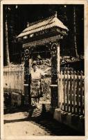 Tusnádfürdő, Baile Tusnad; A tusnádi Élthes ház I. székelykapuja, erdélyi folklór / Transylvanian wood carved gate (ázott / wet damage)