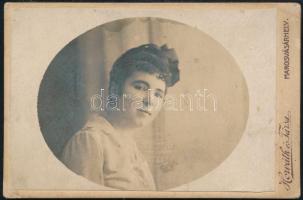 Horváth és társa marosvásárhelyi műterméből származó, csinos hölgyet ábrázoló vizitkátya, sérült hátlap