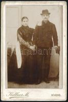Házas pár népies ruhában, Kellner M. békési műterméből származó kabinetfotó 11x17 cm