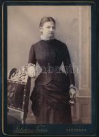 Elegáns hölgy, Letzter és társa szegedi műterméből származó kabinetfotó 11x17 cm