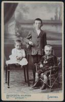 3 kisfiú (Pardi Sándor, Ferenc és Imre) Hegedűs Vilmos szentesi műterméből származó kabinetfotó 11x17 cm