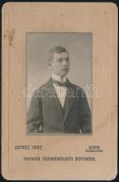 Férfi portréja, Ravasz Imre, lippai (Erdély) műterméből származó kabinetfotó 11x17 cm