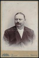 Férfi portréja, keményhátú fotó Kossak József temesvári műterméből származó kabinetfotó 11x17 cm