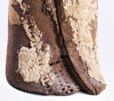 Gorka Lívia (1925-2011): Gesztenyeszedő. Kézzel formázott samottos kerámia, belül jelzett: masszába ...