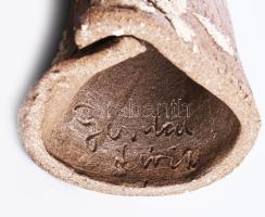 Gorka Lívia (1925-2011): Gesztenyeszedő. Kézzel formázott samottos kerámia, belül jelzett: masszába ...