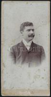 Férfi portréja, keményhátú fotó Willhelm Auerlich nagyszebeni (Hermannstadt) műterméből származó kabinetfotó 14x7 cm