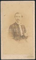 ca 1860 Schmidt Gusztáv győri műtermében készült vizitkártya, díszmagyaros férfi, hajtásnyommal