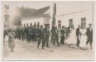 Oravicabánya, Oravicza, Oravita (?); Hotel Dacia / felvonulás, ünnepség, szálloda / procession, ceremony, hotel. Ludovic Kovács photo
