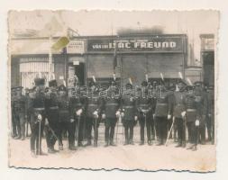 Szatmárnémeti, Satu Mare; Isac Freund üzlete, katonák / shop, soldiers. photo (8,4 x 6,3 cm) (fl)
