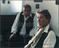 2005 Kiss Júlia: Az Ebéd c. film jelenetei (Kozák András, Hollósi Frigyes), 2 db nagyméretű fotó, Kiss Júlia Balázs Béla-díjas fotográfus jelzett felvételei, az egyiken sarokhiánnyal, 27x34,5 cm körül