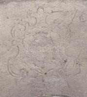 Antik, címeres ón tál. XIX: sz. eleje. 1809-as évszámmal. Pecséttel jelzett. d: 27 cm