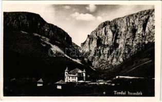 Tordai-hasadék, Cheile Turzii, Torda, Turda; Tordai-hasadék a turista menházzal, menedékház / mountain pass, gorge, tourist rest house