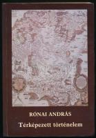 Rónai András: Térképezett történelem. A szerző, Rónai András (1906-1991) által DEDIKÁLT példány! Bp., 1989, Magvető, 349+4 p. 1. kiadás. Kiadói papírkötés, ceruzás aláhúzásokkal és bejelölésekkel.   Rónai András (1906-1991) földrajztudós, geológus. 1931-ben közgazdászdiplomát szerzett. 1935-ben doktorált földrajzfőtárgyból, statisztikából és közlekedéspolitikából. Professzora, Teleki Pál segítségével lett az Államtudmányi Intézet munkatársa, 1928-tól az Államtudományi Intézet területi referense. Az általa szervezett Térképszerkesztő Osztály vezetője (1931-1939), majd Államtudományi Intézet igazgatóhelyettese, majd Teleki Pál miniszterelnöki kinevezése után világháború végéig annak igazgatója. Az ő vezetésével, Teleki Pál felkérésére készült el a Közép-Európa Atlasz. 1945 nyarán lemondott az Államtudományi Intézetben vezetéséről. A háború után, 1948 végétől az OSZK munkatársa, de nyíltan rendszerkritikus hozzáállása miatt, 1949-ben fizetés nélkül nyugdíjazták. 1950-ben a Magyar Állami Földtani Intézethez került, ahol 1954-tól 1986-ig a Síkvidéki Kutató Osztály vezetője volt.