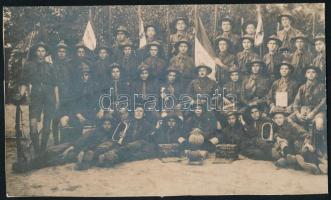 cca 1925 Cserkészcsapat fotója rádiókészülékekkel, zászlókkal, légpuskával, kartonra ragasztva, 11×19 cm