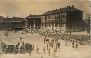 1915 Szeged, K.u.K. katonák a laktanya udvarán. photo (EK)