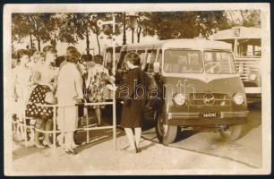 cca 1965 Budapest, a Margitszigetre menő 26-os autóbusz végállomásánál lévő Nysa szigeti sétabuszra való felszállásra várók a megállónál, fotó szép állapotban, 9×13 cm