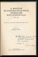 Moravek Endre: A magyar tudományos irodalom bibliográfiája 1901-1925. Klasszika-filológia. Összeáll.: - -. A szerző, összeállító, Moravek Endre (1902-1971) könyvtáros, klasszika-filológus által Vayer Lajos (1913-2001) Széchenyi-díjas művészettörténész részére DEDIKÁLT példány. A Magyar Tudományos Irodalom Bibliográfiája 1901-1925 VI. 1. Országos Könyvforgalmi és Bibliográfiai Központ B. sorozat 6.1. szám. Bp., 1930, Kir. M. Egyetemi Nyomda, XII+162 p. Átkötött félvászon-kötés, a gerincen címkével és régi intézményi bélyegzésekkel.
