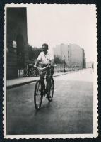 1932 Kerékpározó fiú Budapesten a Logodi utcában, hátoldalon feliratozott fotó, 8,5×6 cm
