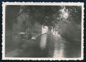 cca 1930-1940 Tatai vízimalom és a vízben mosó nő, fotó, 6,5×8,5 cm