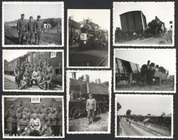 1940 Vésztő, magyar katonák a vasútállomáson, mozdonyokat, illetve vasúti balesetet ábrázoló felvételek (mind a második bécsi döntés ideje körül, 1940 augusztusában-szeptemberében készültek), összesen 8 db fotó, többségük a hátoldalon feliratozva/datálva, közte három "Bánffyhunyad visszatért" bélyegzéssel, 9x6 cm körüli méretben.  A Vésztő-Nagyvárad vasútvonal egyike volt a trianoni békediktátum által kettévágott vonalaknak; az Erdély északi részét Magyarországhoz visszacsatoló második bécsi döntés (1940. aug. 30) után 1940. decemberében indult újra a vasúti forgalom Vésztő és Nagyvárad között.