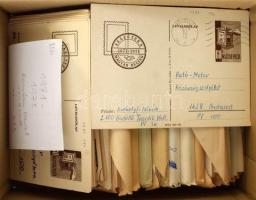 1946-1985 Díjjegyes gyűjtemény másodpéldányokkal: 396 db díjjegyes levelezőlap, közte futottak, alkalmi bélyegzések, használatlanok, kevés nem díjjegyes, dobozban