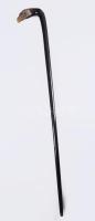 Tőrős bot madárfejes markolattal. Faragott szaru, fa, Görög fejet ábrázoló réz jelzéssel. XX. s. eleje. /// Sword stick with bird-head handle. Carved horn and wood, with a brass emblem depicting a Greek head. Early 20th century.