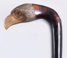 Tőrős bot madárfejes markolattal. Faragott szaru, fa, Görög fejet ábrázoló réz jelzéssel. XX. s. ele...