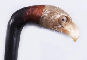 Tőrős bot madárfejes markolattal. Faragott szaru, fa, Görög fejet ábrázoló réz jelzéssel. XX. s. ele...