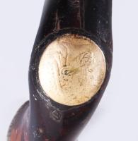 Tőrős bot madárfejes markolattal. Faragott szaru, fa, Görög fejet ábrázoló réz jelzéssel. XX. s. ele...