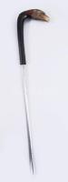 Tőrős bot madárfejes markolattal. Faragott szaru, fa, Görög fejet ábrázoló réz jelzéssel. XX. s. ele...