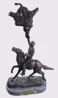 Frederic Remington (1861-1909): The Buffalo Signal, Patinázott bronz, jelzett. Gránit talapzaton, névtáblával. 23x35 cm         Frederic Remington (1861-1909): The Buffalo Signal, Patinated bronze, marked. On granite pedestal, with nameplate. 23x35 cm