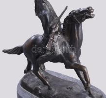Frederic Remington (1861-1909): The Buffalo Signal, Patinázott bronz, jelzett. Gránit talapzaton, né...