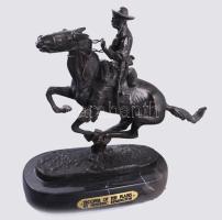Frederic Remington (1861-1909): Trooper of the plains, Patinázott bronz, jelzett. Márvány talapzaton, névtáblával. 23x28 cm  Frederic Remington (1861-1909): Trooper of the plains , Patinated bronze, marked. On marble pedestal, with nameplate. 23x28 cm