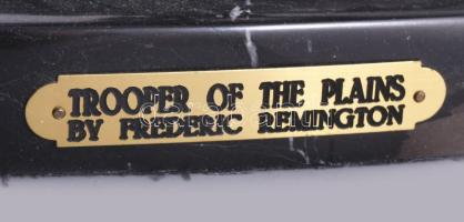 Frederic Remington (1861-1909): Trooper of the plains, Patinázott bronz, jelzett. Márvány talapzaton...