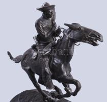 Frederic Remington (1861-1909): Trooper of the plains, Patinázott bronz, jelzett. Márvány talapzaton...