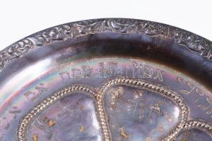 Szédertál, ezüst (Ag) XIX. sz. vége. dianás jelzéssel, GU mesterjeggyel 611g, d: 31 cm

Seder plat...