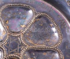 Szédertál, ezüst (Ag) XIX. sz. vége. dianás jelzéssel, GU mesterjeggyel 611g, d: 31 cm

Seder plat...