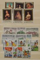 Kis magyar tétel 10 lapos közepes berakóban, benne Récék bélyegfüzet, MINTA kiadások