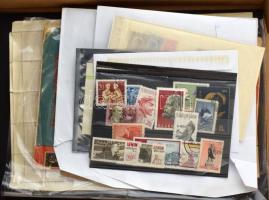 Kis vegyes külföldi tétel, benne Lenin motívum, kis régi USA világalbum, áztatott és áztatni való bélyegek